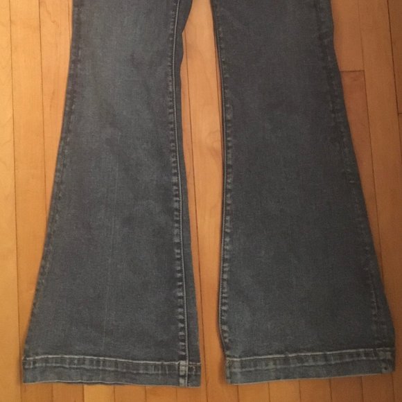 American Eagle High-Waisted Flared Jeans - Picture 4 of 4